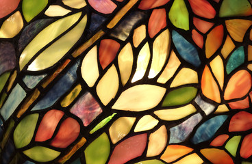 Flexible and adherent alloys used to assemble lead and glass in stained glass.