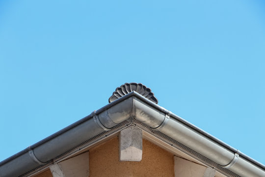 Alloys suitable for moulding or welding structural or decorative zinc parts.